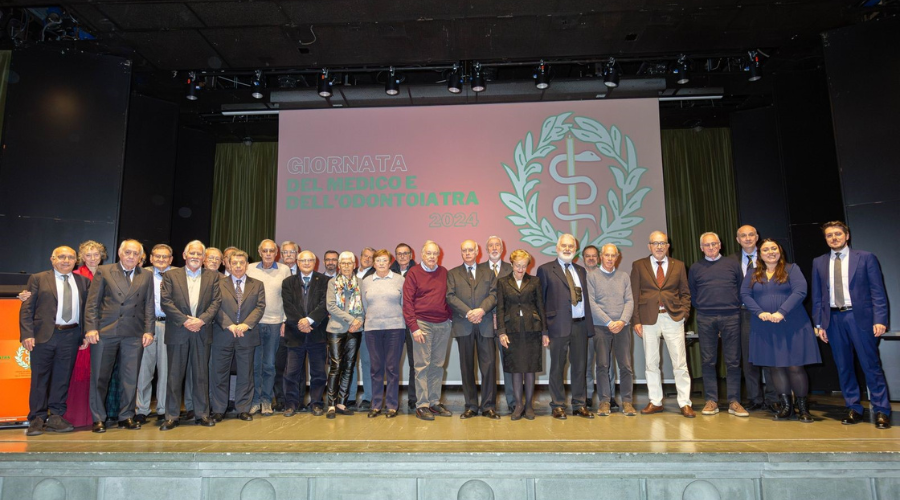 immagine di gruppo dei medici con 50 anni di laurea nel 2024 festeggiati al Centro Congressi Giovanni XXIII