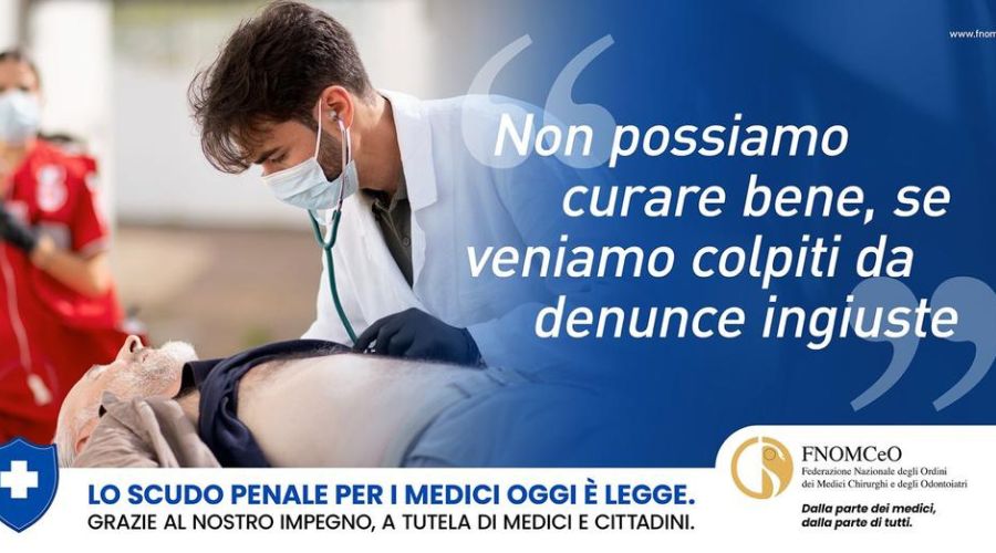 medico in un pronto soccorso che visita un paziente